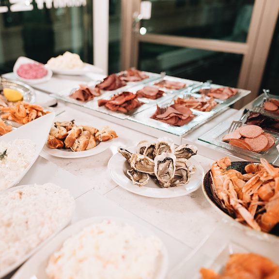 Hemlagat traditionellt julbord med lokala delikatesser Ester Kök & Bar