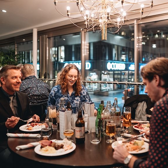 Hemlagat traditionellt julbord med lokala delikatesser Ester Kök & Bar
